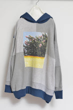 Load image into Gallery viewer, your right things in 代官山 蔦屋書店 出品中〜11/3まで:TWO-TONE HOODIE_BLUE/YELLOW print/01 size
