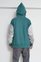 Load image into Gallery viewer, your right things in 代官山 蔦屋書店 出品中〜11/3まで:TWO-TONE HOODIE_GREEN/MIND GAME print/02 size
