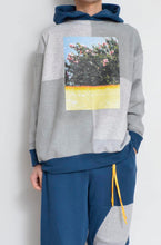 Load image into Gallery viewer, your right things in 代官山 蔦屋書店 出品中〜11/3まで:TWO-TONE HOODIE_GREEN/YELLOW print/01 size
