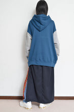 Load image into Gallery viewer, your right things in 代官山 蔦屋書店 出品中〜11/3まで:TWO-TONE HOODIE_BLUE/YELLOW print/01 size
